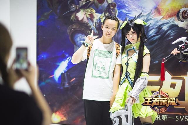 《王者荣耀》水友现场开黑美女Coser陪你就地开团！