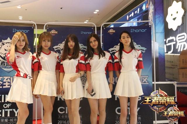 《王者荣耀》水友现场开黑美女Coser陪你就地开团！