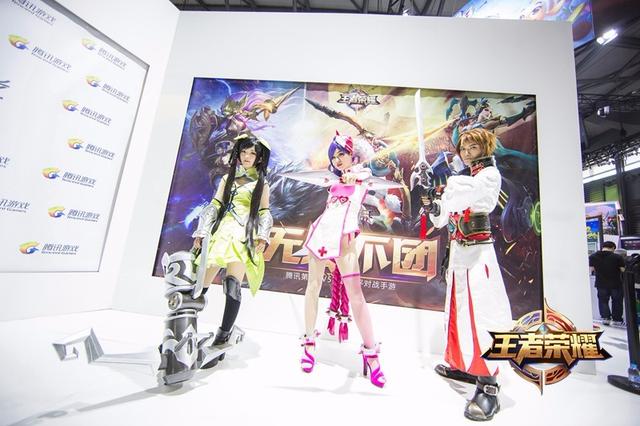 《王者荣耀》水友现场开黑美女Coser陪你就地开团！