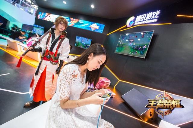 《王者荣耀》水友现场开黑美女Coser陪你就地开团！