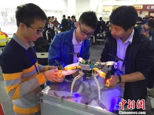 2016中国机器人大赛长沙开幕 近1200支队伍同场竞技 2016中国机器人大赛长沙开幕近1200支队伍同场竞技