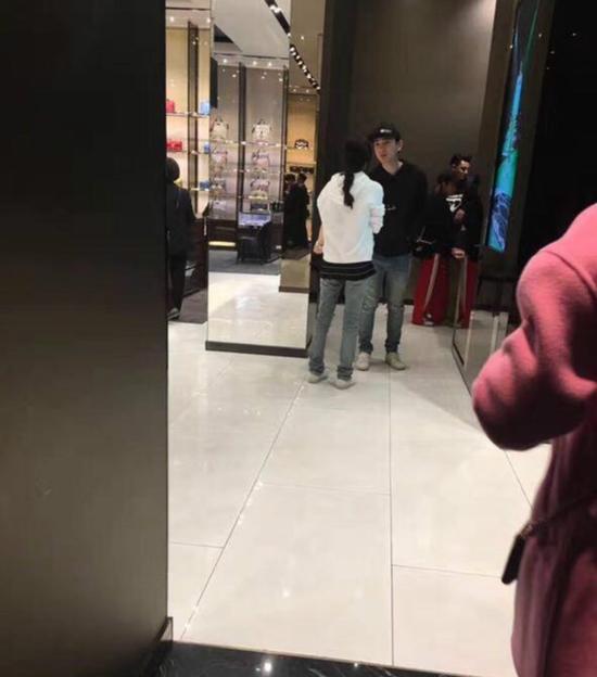 曝王思聪携女伴扫货带饮料被拦下：你不认识我？