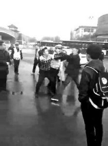 近日，网上流传着两段“民警脱警服要打人”的视频。虽然无法确定民警是否打到拍摄者，但视频仍然引起市民关注。据了解，此事发生在一个月前，涉事辅警已被停职。