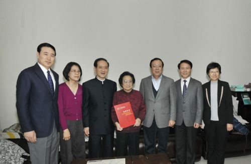 屠呦呦捐资100万 回母校设被打屠呦呦医药人才奖励基金