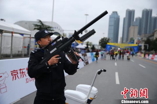 民警“汉马”起点处用无人机反制枪对无人机实施驱离。 应后威 摄