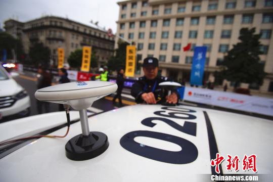 民警“汉马”起点处用无人机反制枪对无人机实施驱离。 应后威 摄