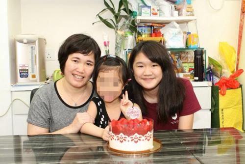 急需换肝的妈妈邓桂思（左）情况危殆，其长女Michelle（右）呼吁市民捐肝救母亲一命。